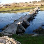 "Una" multicentenaria puente de piedra, cincuenta metros por debajo del molino de Las Uces.