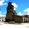 Iglesia mayor y fuente, la primera con incrustaciones de la cultura del Castro en su fachada, y la segunda presumiblemente  de origen romano.