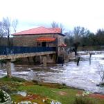 Panorámica desde el oeste  del río de Las  Uces y su Molino, tras la construcción de la nueva pasarela peatonal.